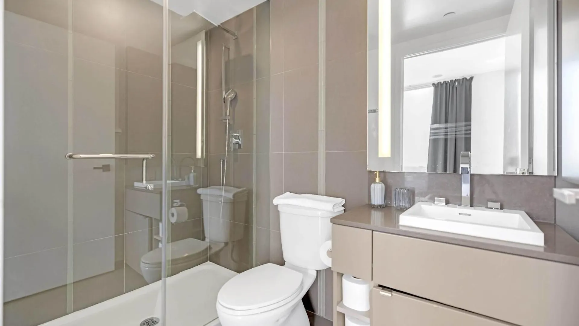 Bright & Modern Stay Suit Toronto Apartment