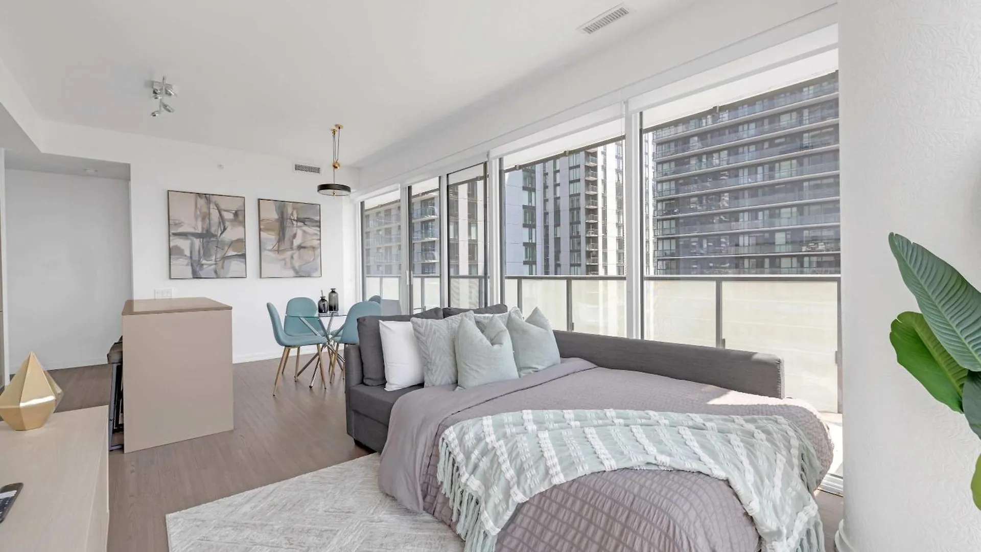 Bright & Modern Stay Suit Toronto 0*,  Canada