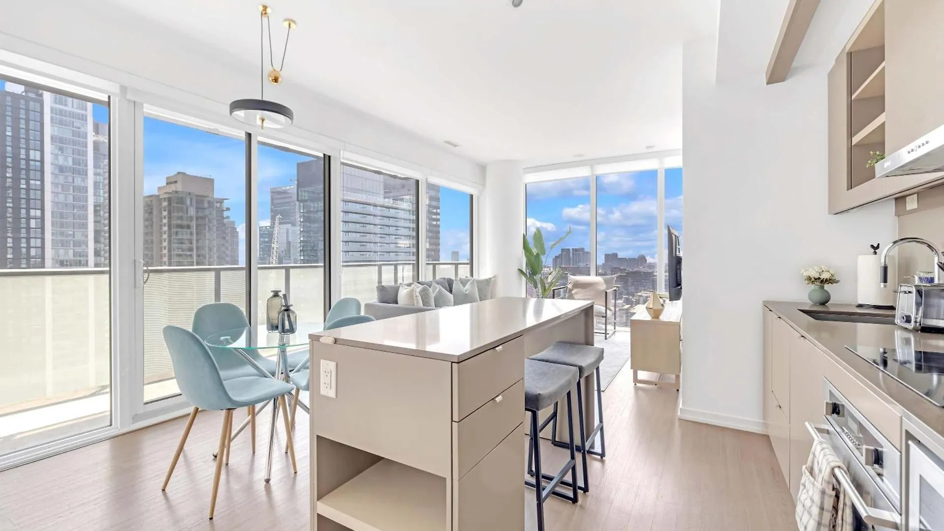 Bright & Modern Stay Suit Toronto Apartment