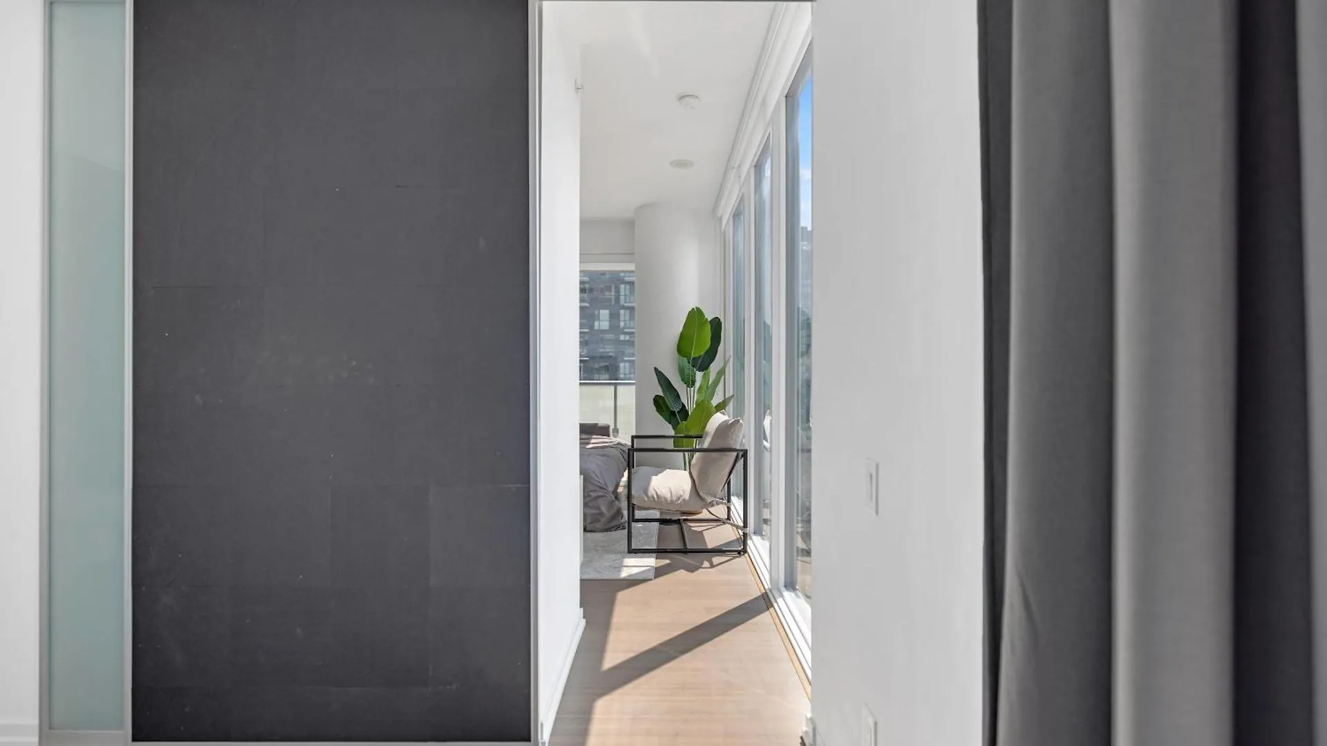 Bright & Modern Stay Suit Toronto Apartment