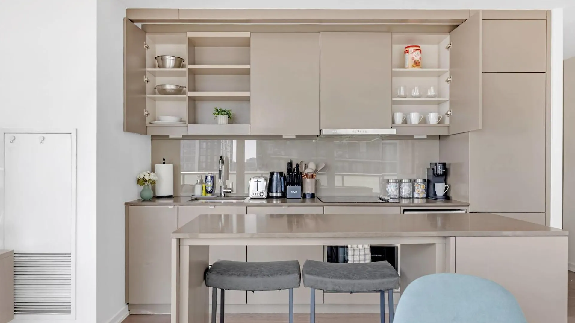 Bright & Modern Stay Suit Toronto Apartment
