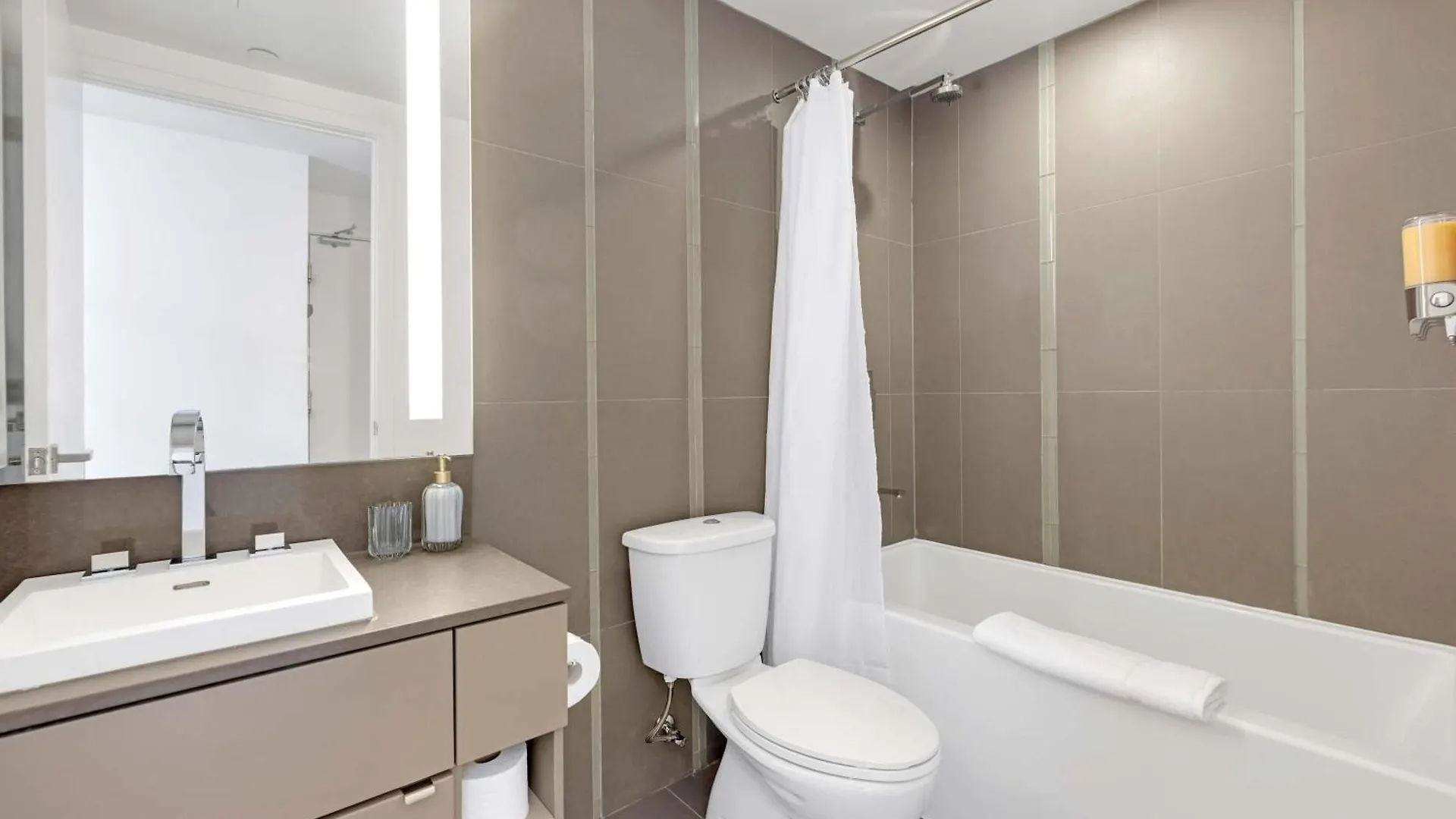 Apartment Bright & Modern Stay Suit Toronto Canada