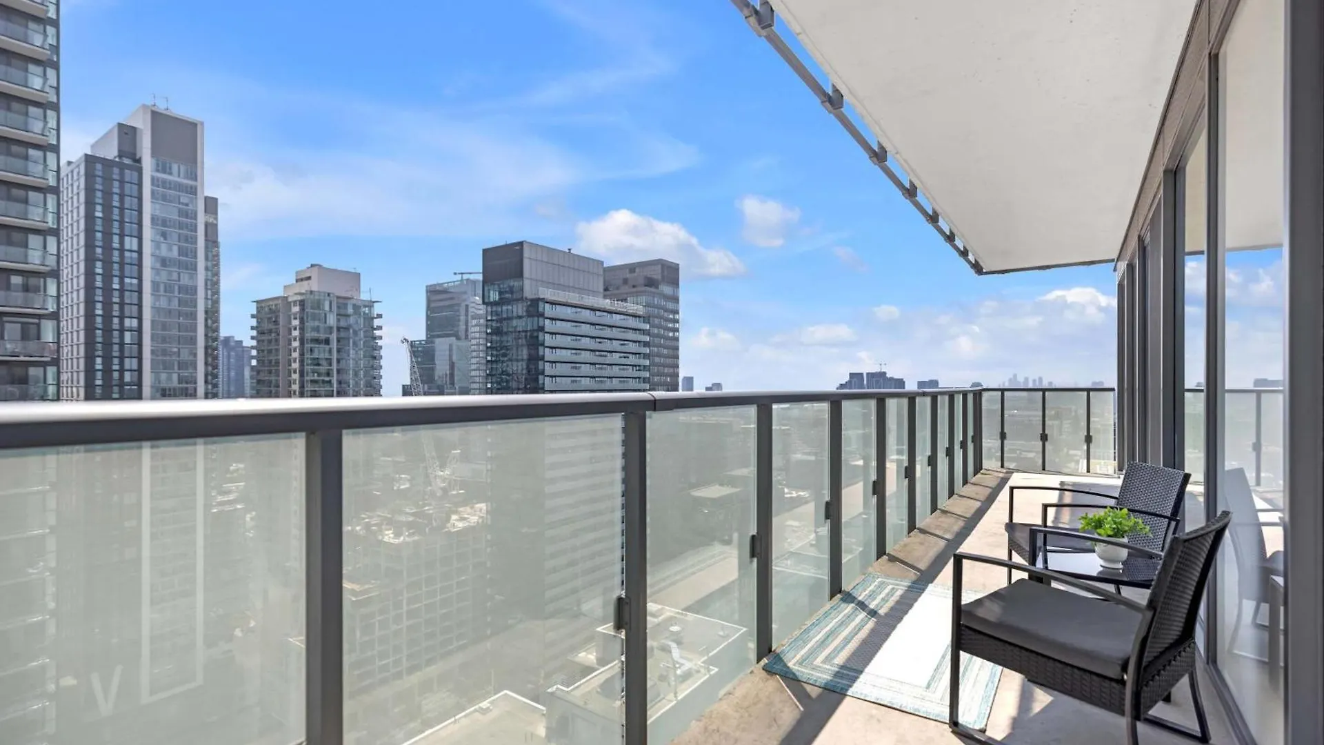 Bright & Modern Stay Suit Toronto 0*,  Canada
