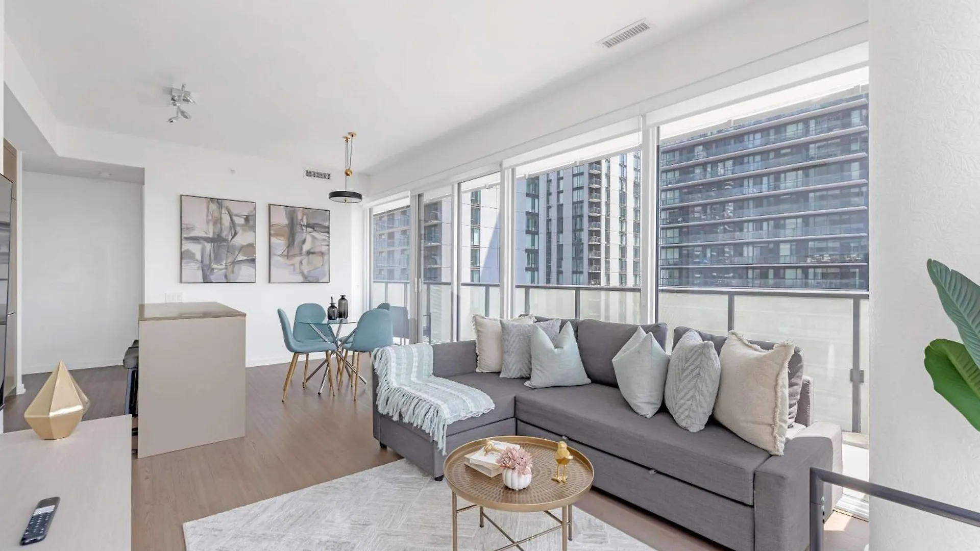 Bright & Modern Stay Suit Toronto Apartment