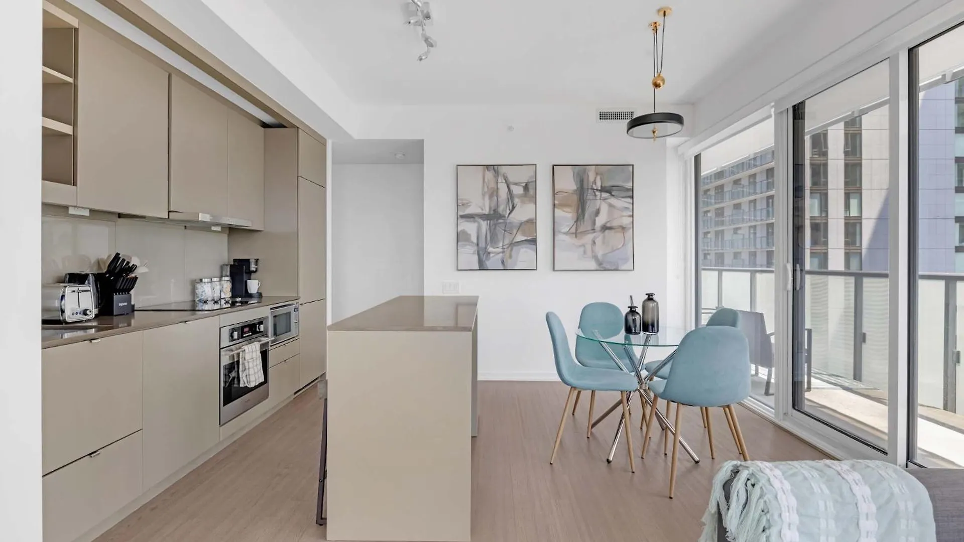 Bright & Modern Stay Suit Toronto Apartment
