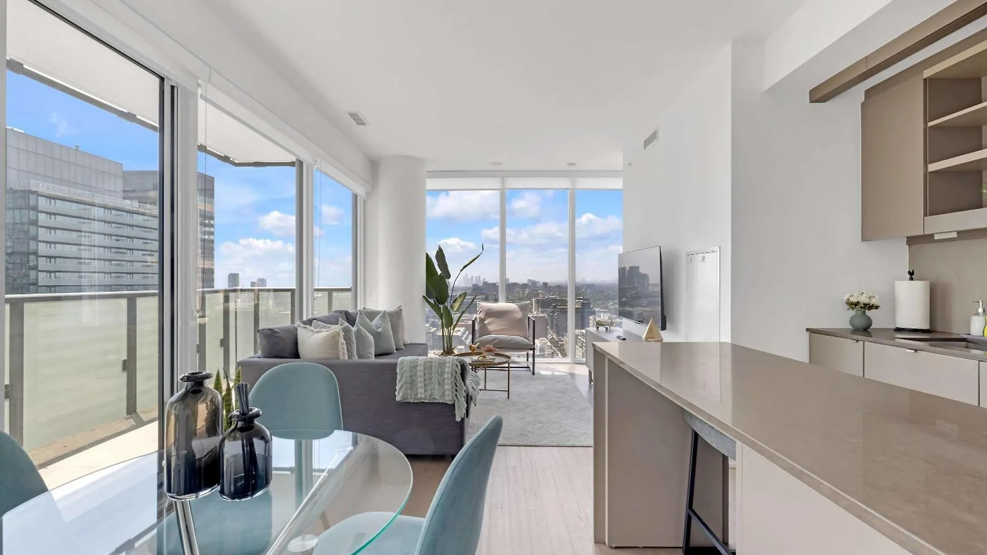 Bright & Modern Stay Suit Toronto 0*,  Kanada